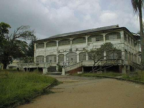 Grand Bassam was the capital from 1843 until 1900 when the cramped quarters on the penninsula and a terrible yellow fever outbreak moved the capital to Bingerville. Evidence of Grand-Bassam s colonial life still exist today. This is a picture of the old colonial home that once served as the presidents home and now serves as a museum.
